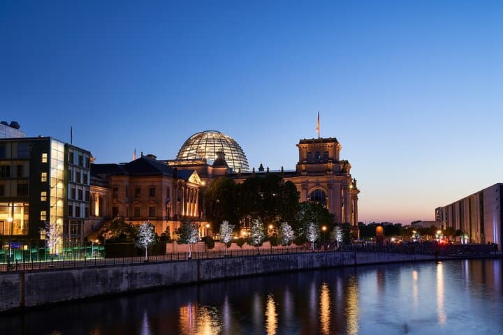 Berlin Hauptstadt 4-Gänge Sonnenuntergangs-Dinner-Kreuzfahrt inklusive Getränke — Foto 2