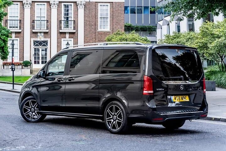 Privater Transfer vom Flughafen Lyon LYS zur Stadt Lyon mit einem Luxus-Van — Foto 4