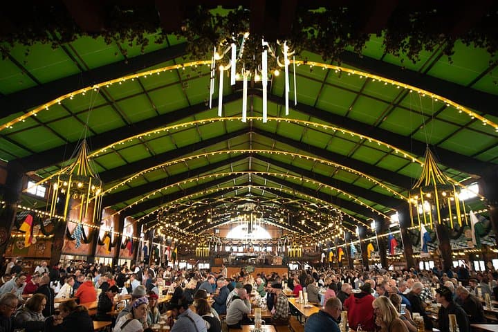 München Oktoberfest Tour mit Tischreservierungen in einem Biergarten — Foto 3