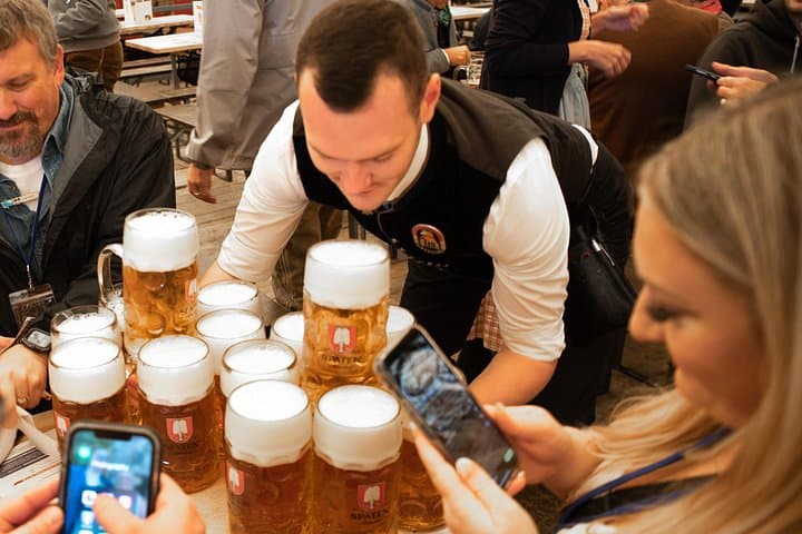 München Oktoberfest Tour mit Tischreservierungen in einem Biergarten — Foto 4