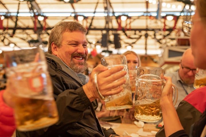 München Oktoberfest Tour mit Tischreservierungen in einem Biergarten — Foto 2