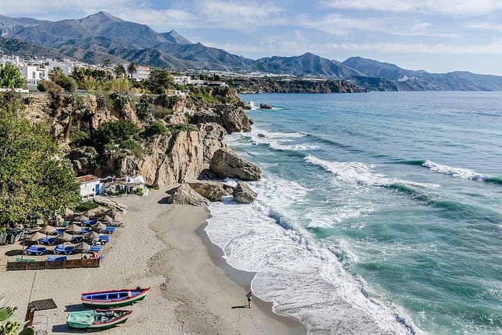 Excursión Privada de un Día a Nerja desde Málaga con Entrada a las Cuevas — foto 2