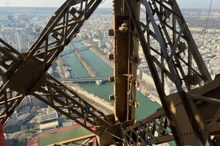 Tour guiado en grupo reducido a la cima de la Torre Eiffel en París — foto 2