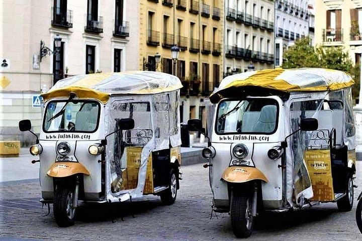 Madrid: Historische & Moderne Tour mit lokalem Guide im Tuk-Tuk — Foto 2