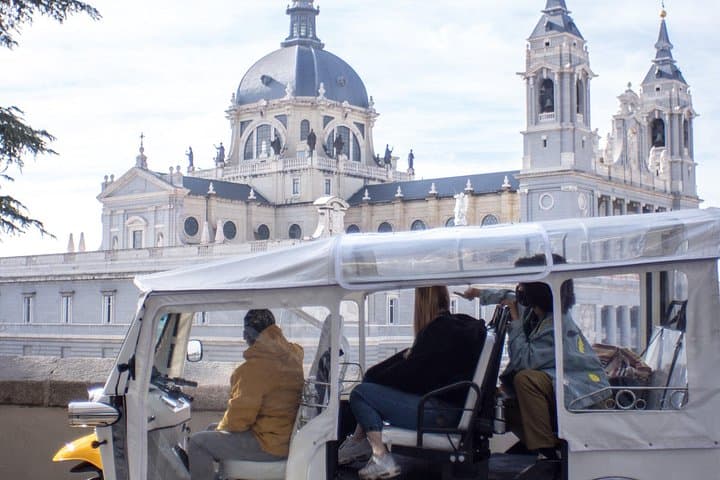 Madrid: Historische & Moderne Tour mit lokalem Guide im Tuk-Tuk — Foto 4