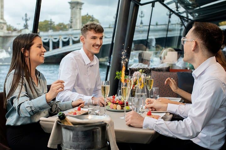 Crucero Gourmet con Almuerzo y Visitas por el Río Sena, París — foto 3