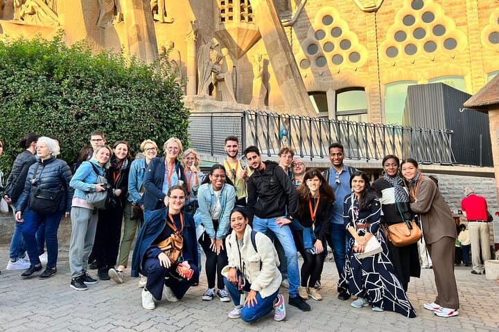 Tour Guidato in Inglese della Sagrada Familia e Accesso Facoltativo alla Torre — foto 2
