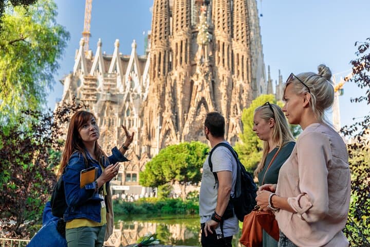 Complete Gaudi Tour: Sagrada Familia, Park Guell, Casa Batllo — photo 2