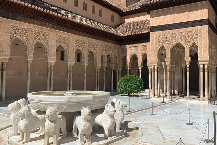 Geführte Tour durch die Alhambra mit Tickets für die Nasridenpaläste