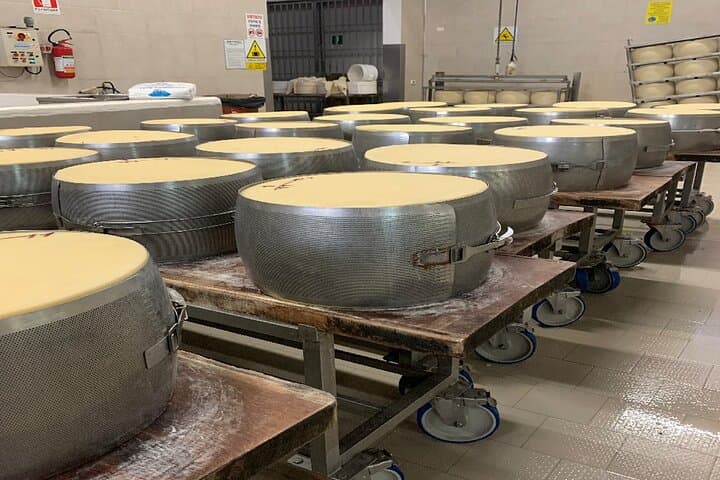Day Tour Parmigiano, Ferrari Museum, Balsamic, Lambrusco, Lunch with Transfer — photo 3
