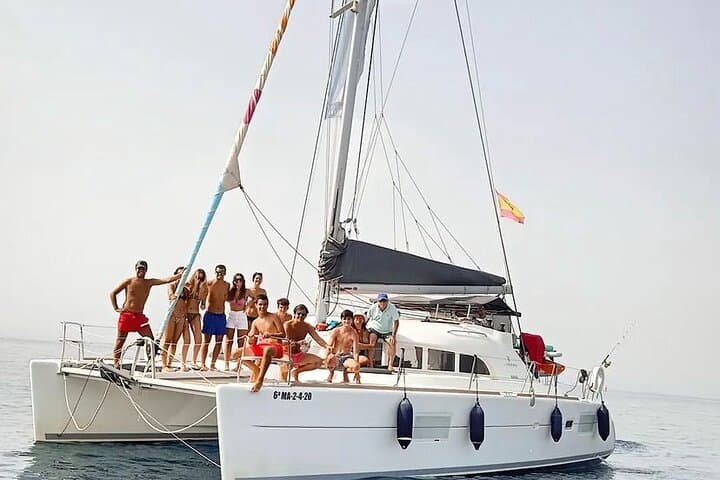 Escursione di gruppo in catamarano di 2 ore a Marbella con avvistamento dei delfini