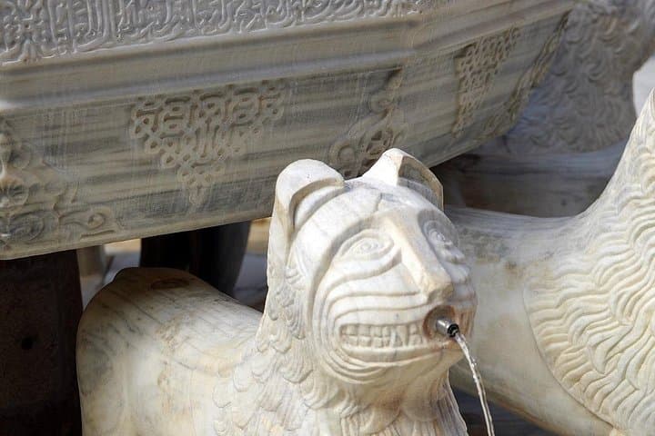 Tour di gruppo regolare senza fila ai Palazzi Nasridi dell'Alhambra di Granada — foto 5