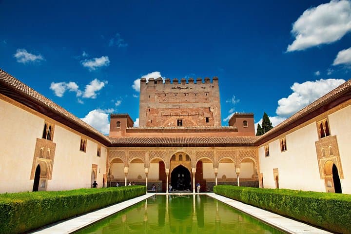 Tour di gruppo regolare senza fila ai Palazzi Nasridi dell'Alhambra di Granada