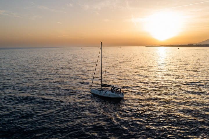 Navigazione al tramonto lungo la costa di Marbella da Puerto Banus — foto 4