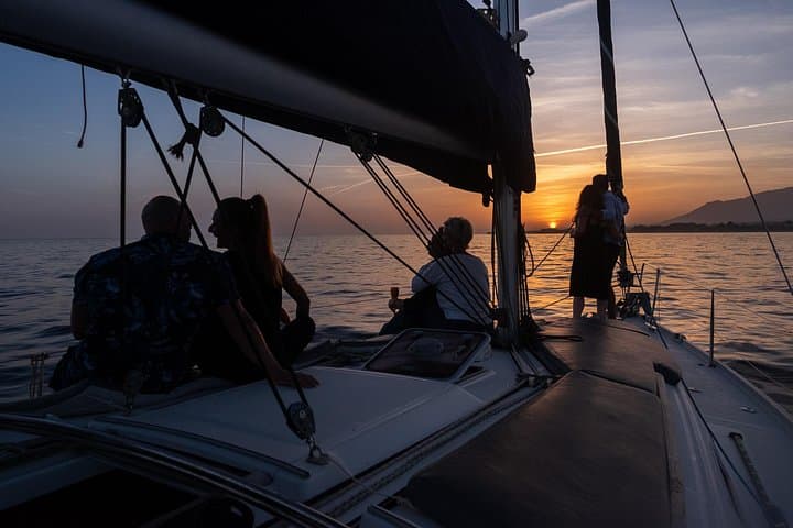 Navigazione al tramonto lungo la costa di Marbella da Puerto Banus — foto 5