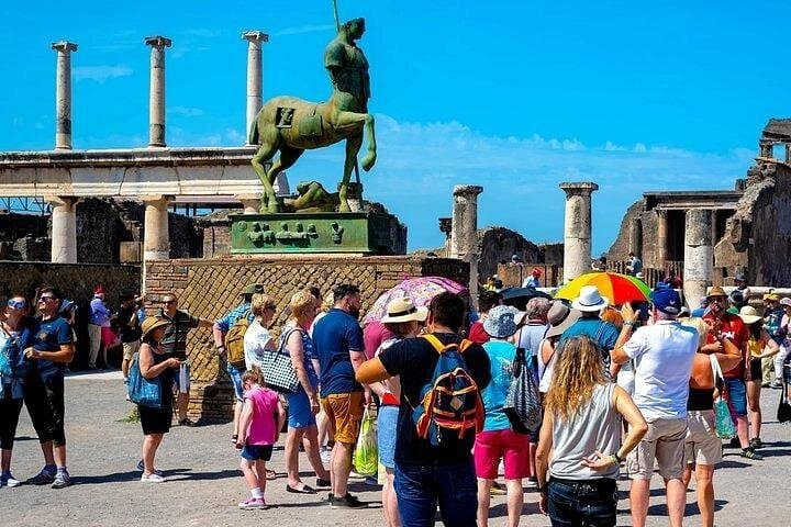 Transfer von der Amalfiküste nach Neapel und 2-stündige private Tour durch Pompeji — Foto 4