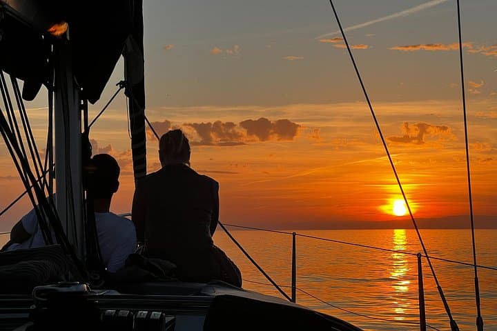 Navigazione al tramonto lungo la costa di Marbella da Puerto Banus — foto 2