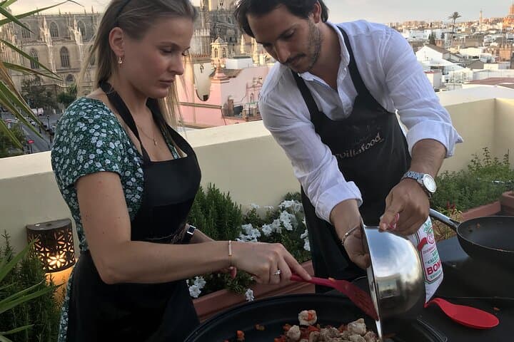 Sevilla: Paella-Kurs auf der Dachterrasse in kleiner Gruppe mit Sangria-Paarung — Foto 4