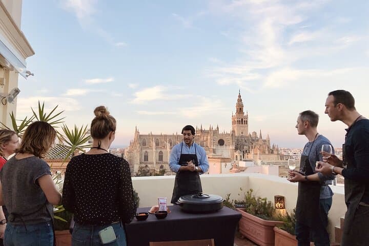 Sevilla: Paella-Kurs auf der Dachterrasse in kleiner Gruppe mit Sangria-Paarung