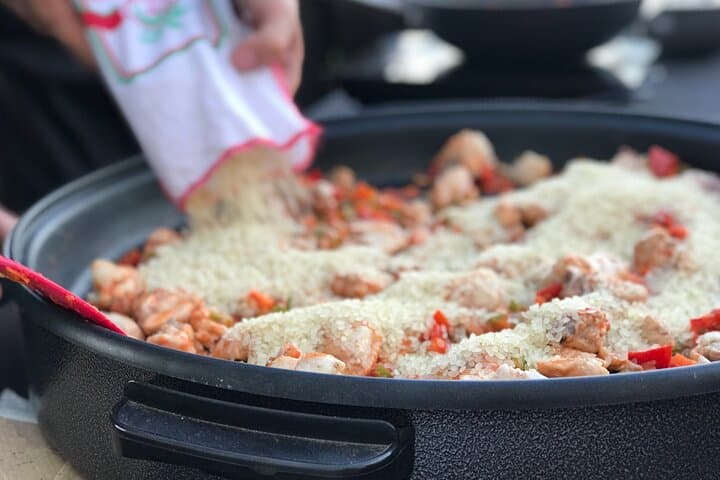 Sevilla: Paella-Kurs auf der Dachterrasse in kleiner Gruppe mit Sangria-Paarung — Foto 5
