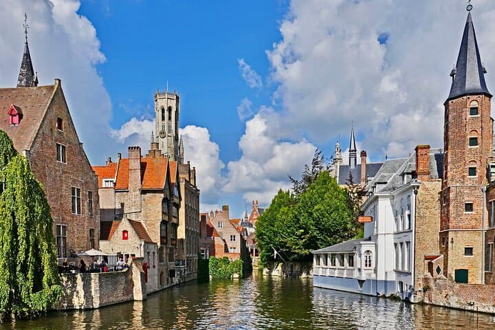 Escursione di un giorno in piccoli gruppi a Bruges in minivan da Parigi