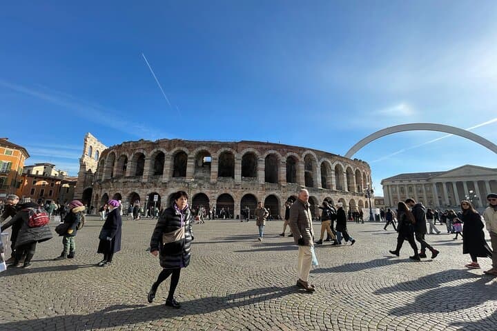 Verona: Stadtführung zu Fuß mit Seilbahnfahrt & Wein-Aperitif