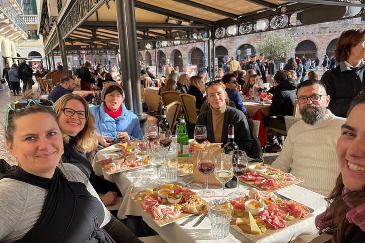 Verona: Stadtführung zu Fuß mit Seilbahnfahrt & Wein-Aperitif — Foto 2