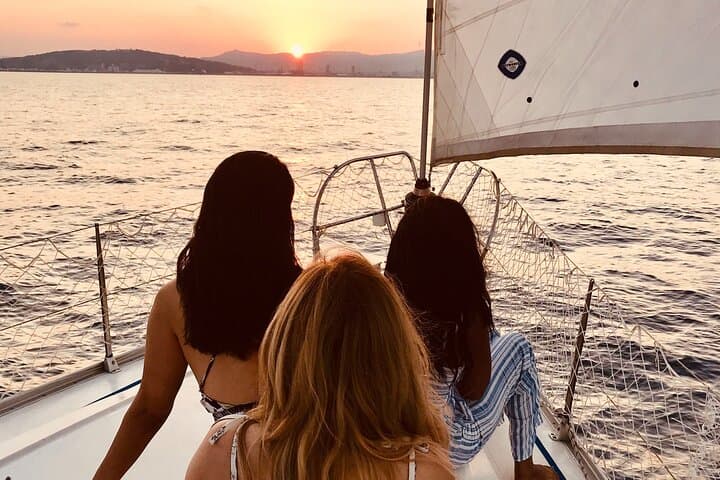 Tour de Navegación al Atardecer en Barcelona con Snacks y Bebidas — foto 3