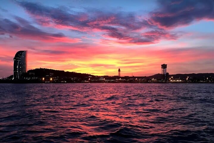 Tour de Navegación al Atardecer en Barcelona con Snacks y Bebidas — foto 5