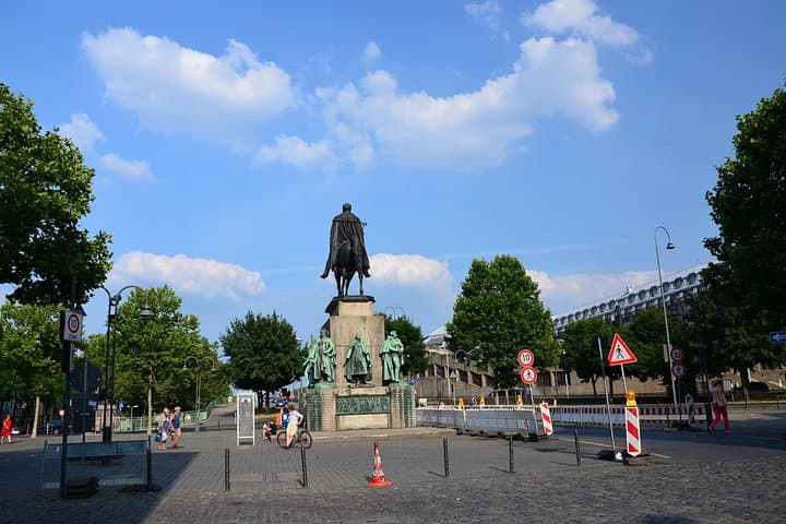 Kölner Erbe-Wanderung: Kathedrale, Brücken & historische Schätze