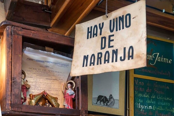 Tour en Grupo Pequeño de Tapas, Vino e Historia en Sevilla — foto 3