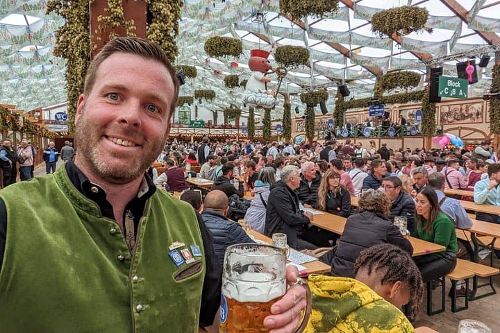Geführte Erfahrung auf dem Münchner Oktoberfest mit Bier und Essen