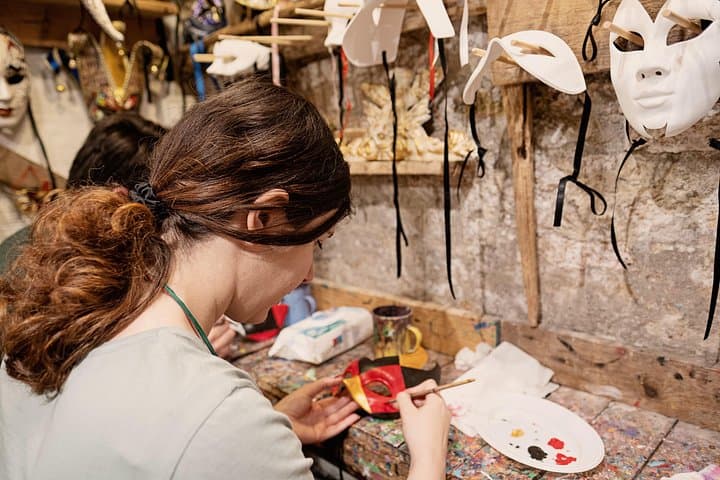 Atelier de décoration de masques de carnaval aux prisons de Casanova — photo 2