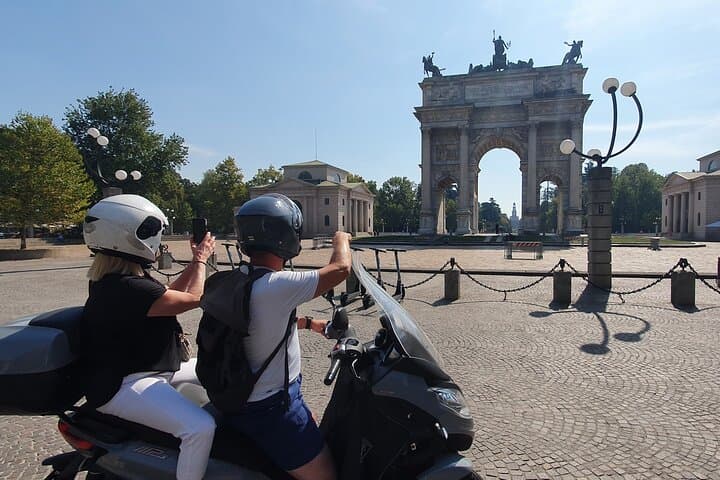 Avventura in Vespa a Milano: Tour Privato per Coppie e Amici