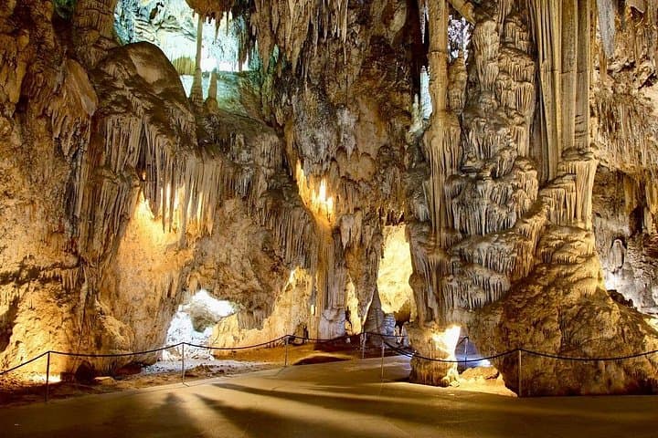 Escursione di un giorno alle Grotte di Nerja e Frigiliana