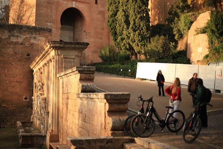 Granada: Alhambra e viste al tramonto della Sierra Nevada in E-Bike — foto 4