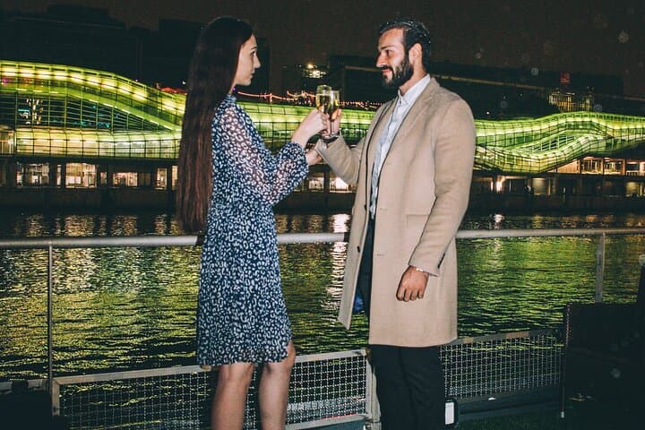 Crucero con cena por el río Sena con cantante en vivo a bordo del VIP Yacht de Paris