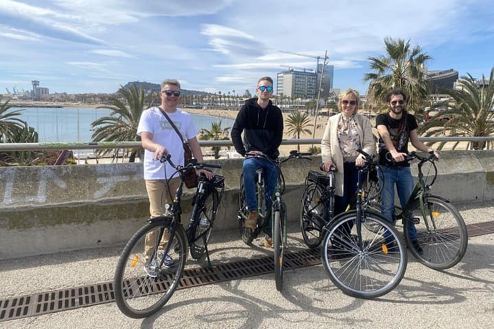 Tour privato di mezza giornata in e-bike a Barcellona