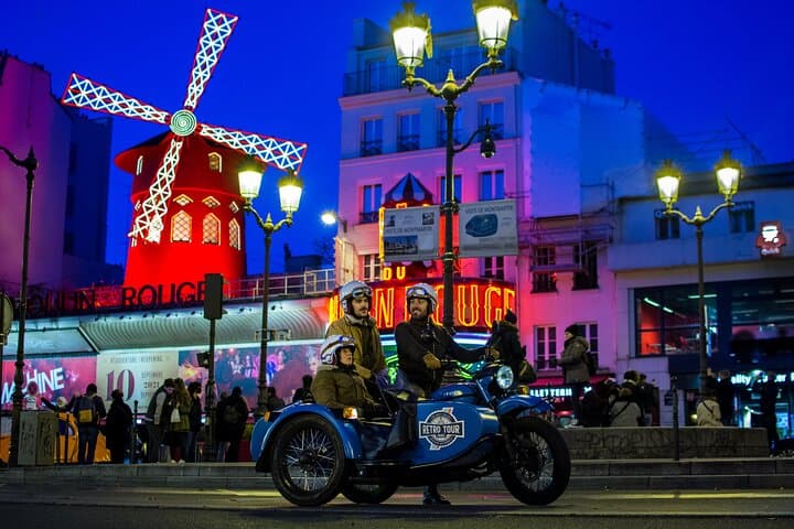 Tour Vintage di Parigi di Notte in Sidecar con Champagne