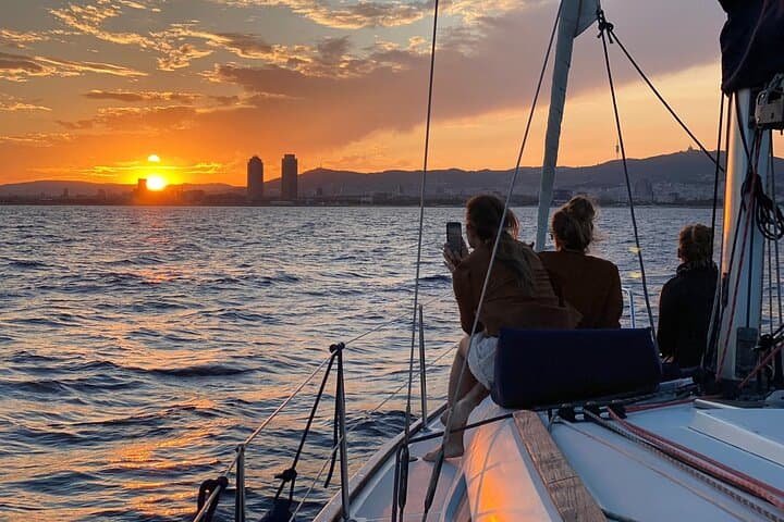Crociere al Tramonto a Barcellona con Open Bar di Cava e Snack