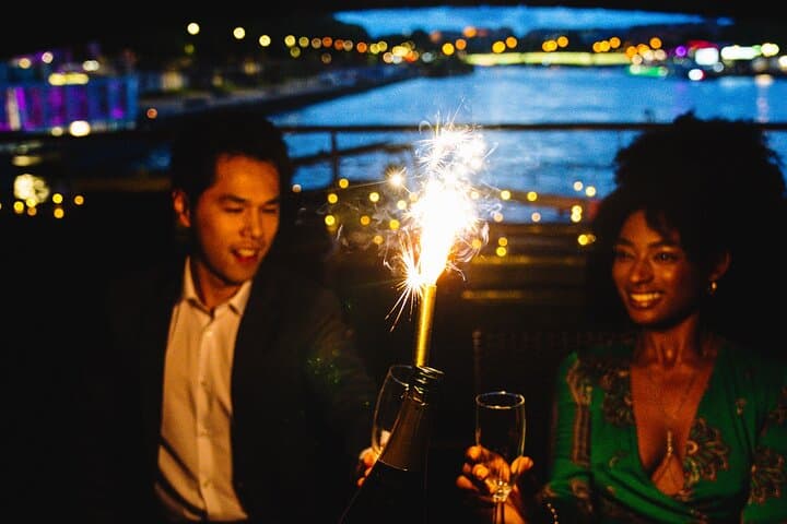 Croisière Dîner sur la Seine avec Chanteur en Direct à bord du VIP Yacht de Paris — photo 4