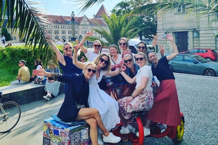 Tour privato di sightseeing in bici da festa e birra a Berlino