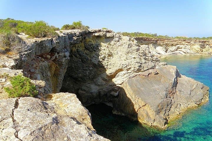 Cueva Secreta de Seabob en Cala Bassa, Ibiza — foto 3