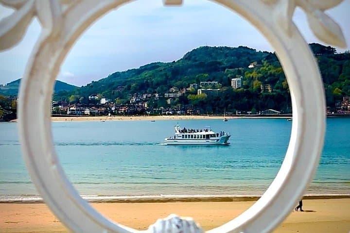 Gita in Catamarano Ibrido: La Concha e Costa di San Sebastian