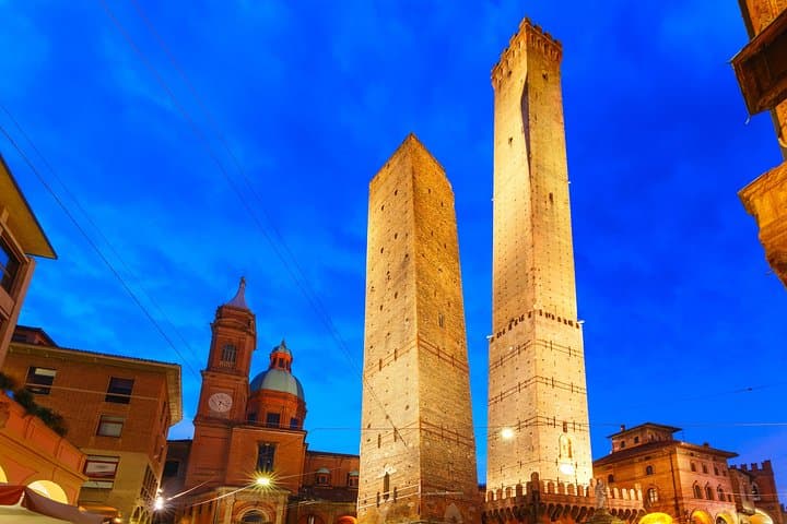 Tour Nocturno Privado en Bologna con Guía Local