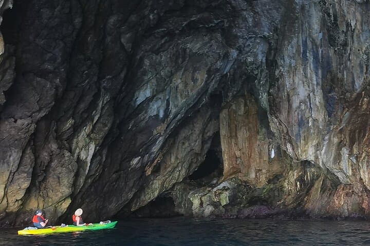 Tour en kayak y esnórquel por la Costa de Amalfi a la Cueva de Pandora