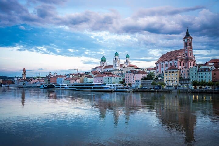 Privater Transfer von München nach Passau mit Halt in Dachau