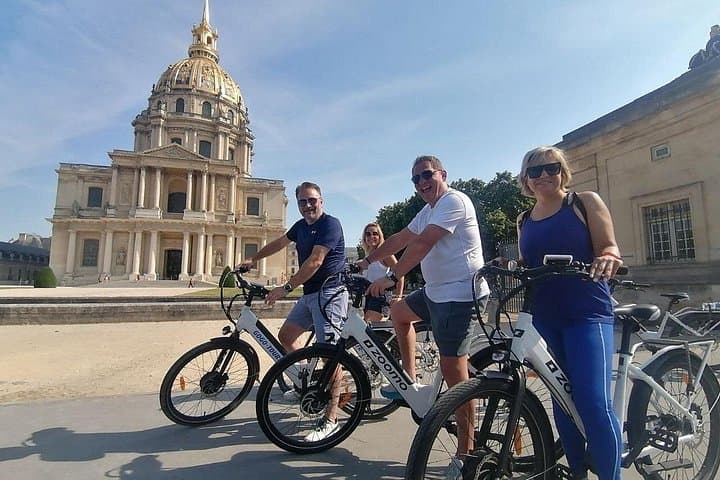 Paris : Visite guidée en petit groupe à vélo électrique