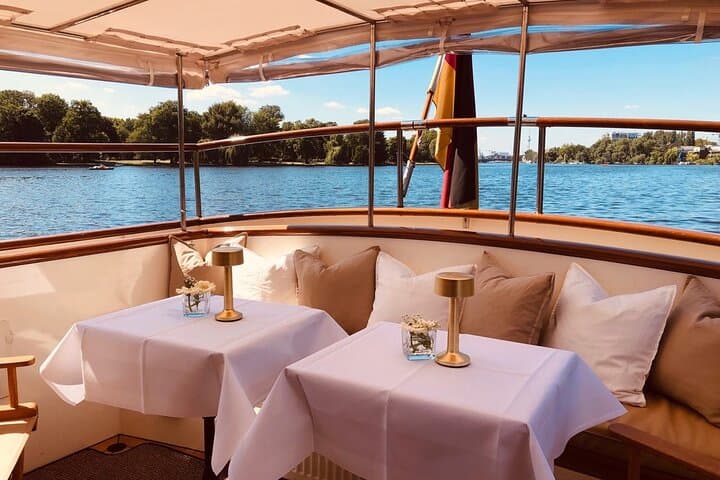 Tour serale con aperitivo a bordo dello yacht a motore Fitzgerald
