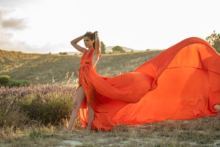 Privates Fotoshooting mit fließendem Kleid in der Toskana